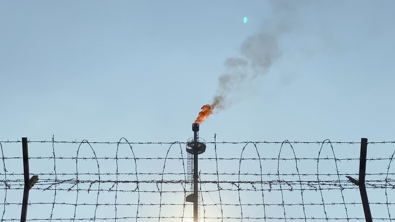 우크라이나 전쟁과 eu와의 러시아 경제 상황으로 인한 가스 가격 전쟁 속에서 가스 공장 연소 가스 영상