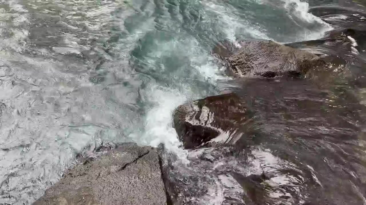 Primo Piano dell'Acqua Impetuosa del Fiume Che Scorre Sulle Rocce