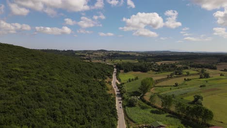 Carretera-De-Asfalto-Conduciendo-Coche-Drone-Aéreo