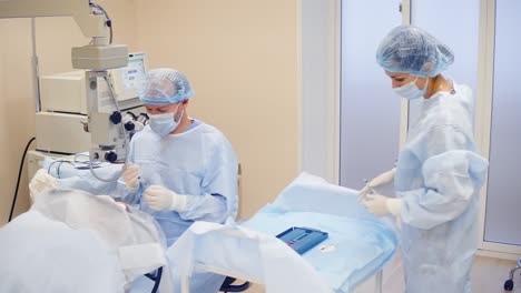 cirugía ocular en curso