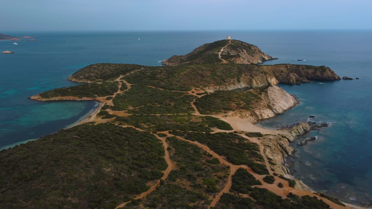 antena de una idílica playa de costa rocosa natural bahía de arena en la isla turística de vacaciones cerdeña, italia, con un faro, azul turquesa claro y aguas tranquilas cerca de costa rei