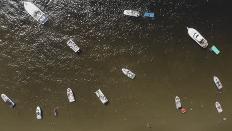 Barcos-En-El-Lago-Michigan-Ubicados-En-Muskegon,-Michigan-Con-Video-De-Drones-Desde-Arriba-Moviéndose-Hacia-Los-Lados