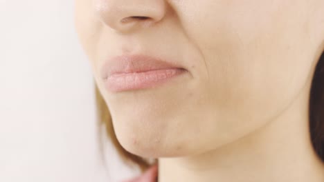 Mujer-Comiendo-Piña-Seca-En-Primer-Plano.-Frutas-Secas.