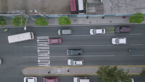 Static-top-down-aerial-footage-of-an-intersection-in-Guatemala-City,-Guatemala-with-traffic-in-the-morning