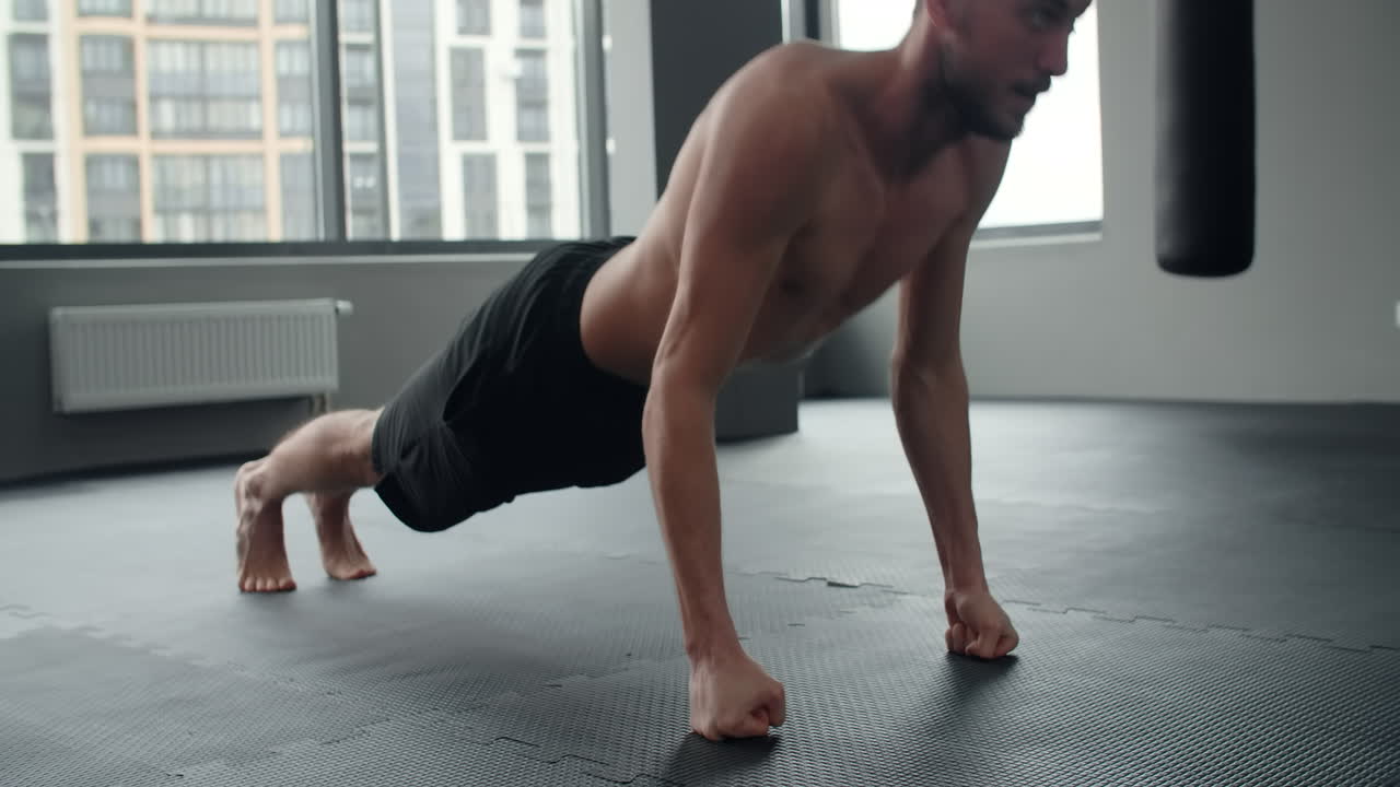 hombre haciendo flexiones en un gimnasio