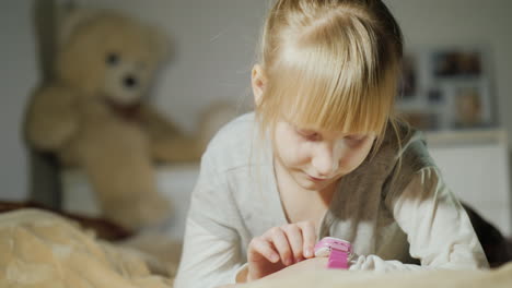 Das-Kind-Spricht-Mit-Hilfe-Von-Kinder-Smartwatches,-Die-Auf-Dem-Bett-In-Meinem-Schlafzimmer-Liegen