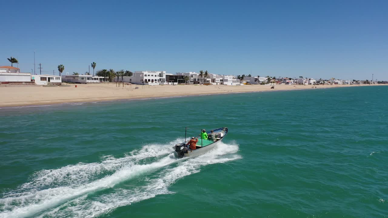 바다 해안에서 낚시 보트 추적