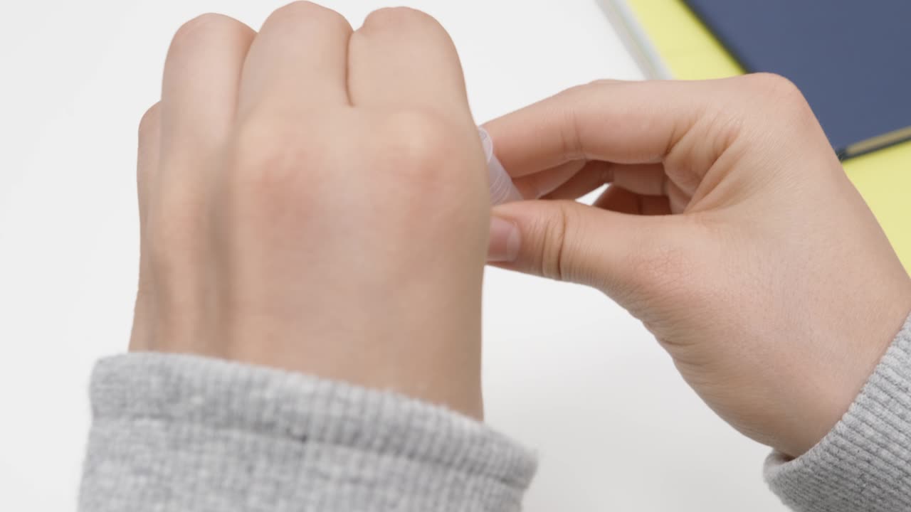 십대 소년은 집에서 코로나19 신속한 항원 자가 검사 키트를 손으로 풀고 있습니다. 아이는 학교 수업 전에 자가 검사를 위해 테스트 키트를 준비하고 있습니다.