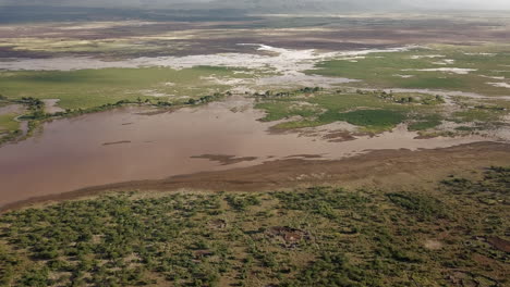 bonita vista aérea de 4k del lago natron, en la frontera de tanzania con kenia