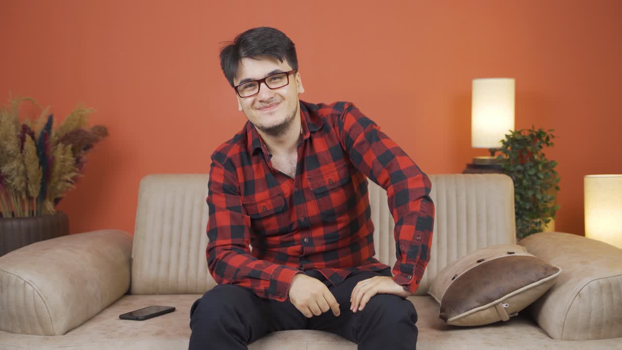 안경을 쓴 남자.