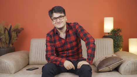 el hombre con gafas.