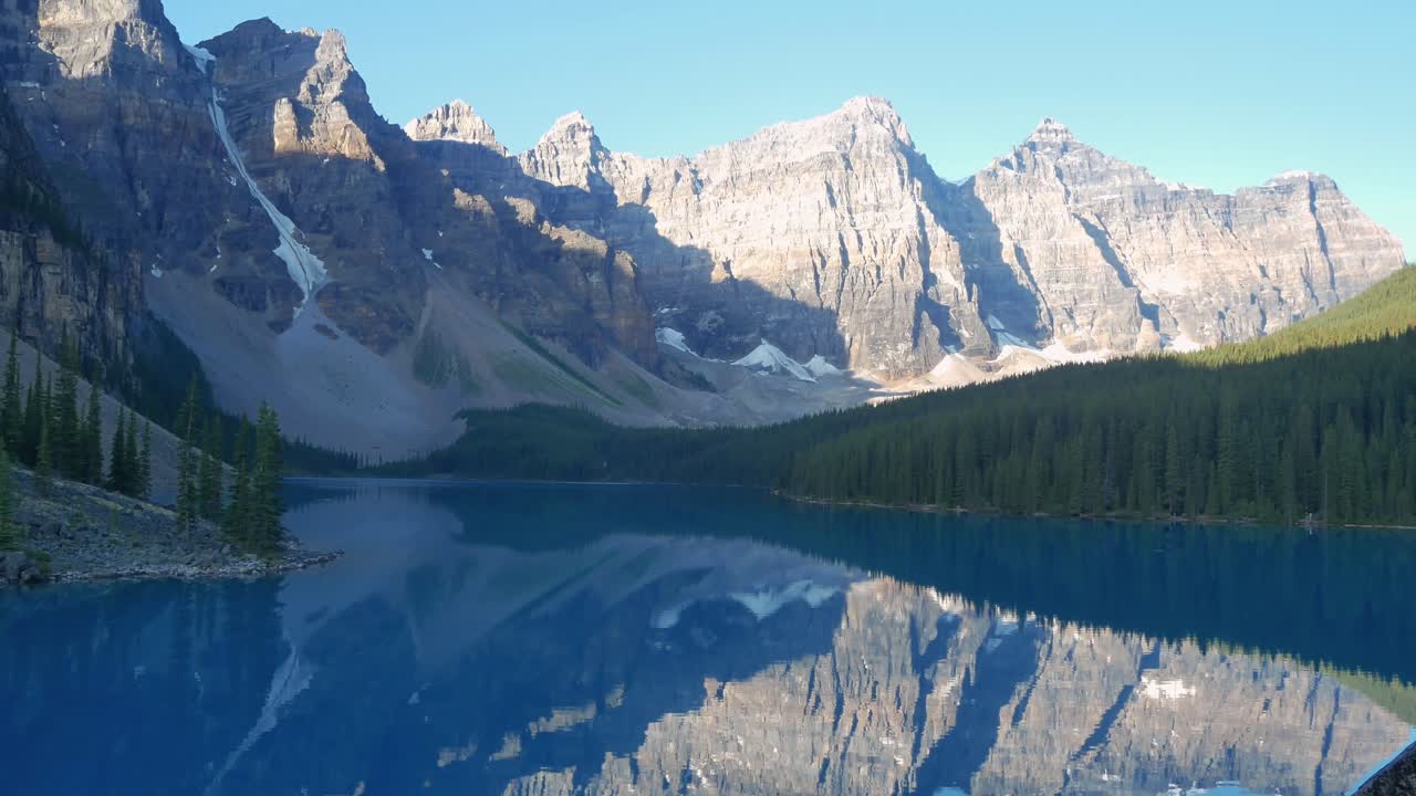 vista panorámica del lago moriane -uno de los lagos más famosos de canadá- temprano en la mañana con el reflejo de la cordillera rocosa en la superficie del lago en el parque nacional de banff, alberta, canadá