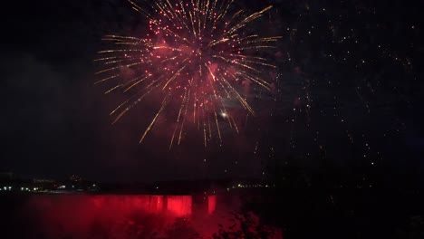 este es el espectaculo de fuegos artificiales en la noche en las cataratas del niagara
