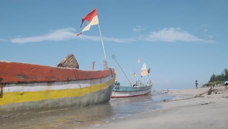 Kleine-Bunte-Indische-Fischerboote,-Die-An-Einem-Strand-Verankert-Sind