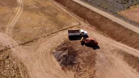 toma de drones de una excavadora trabajando en el inicio de una cantera de roca