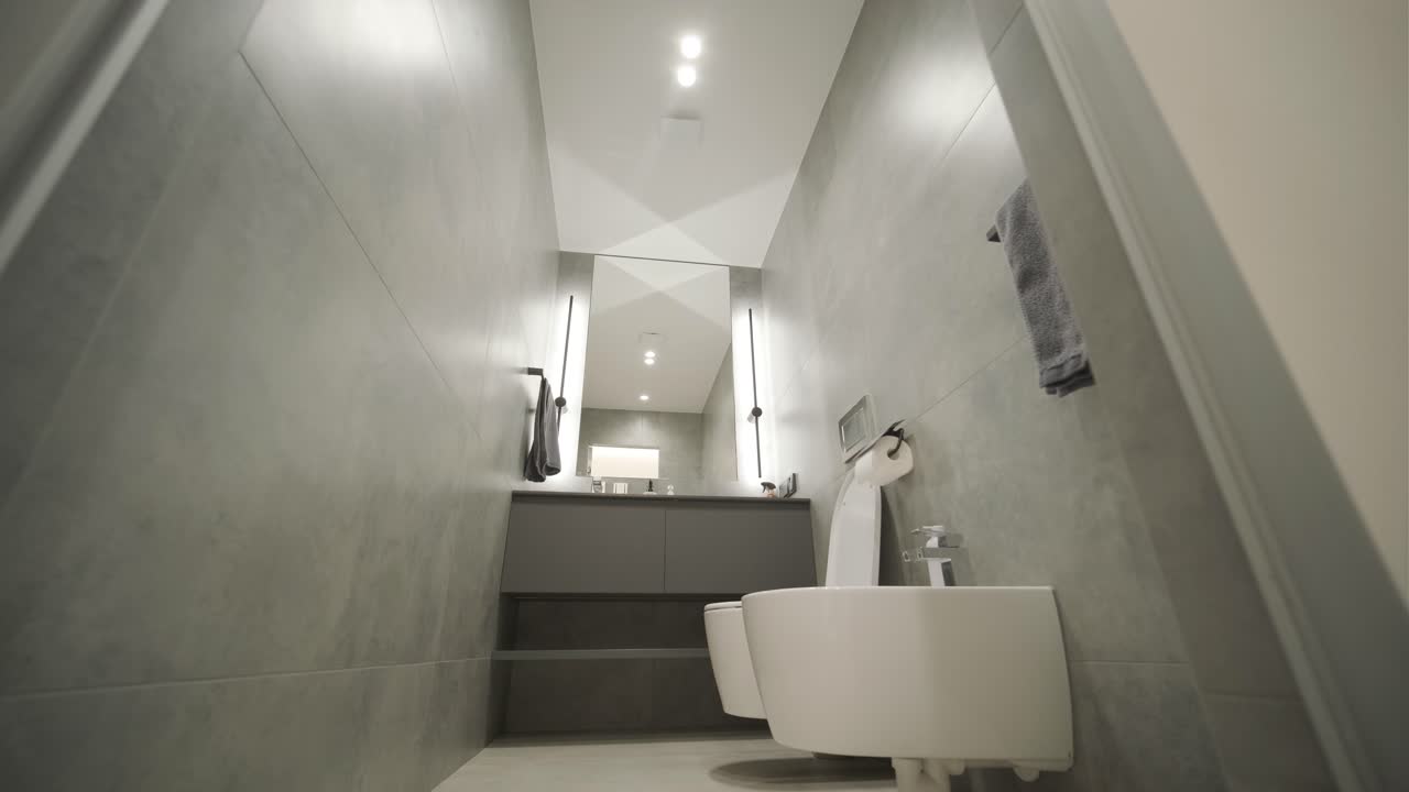 diseño interior de baño minimalista moderno con azulejos de piedra gris, muebles negros, eucalipto en jarrón de vidrio, espejo redondo. concepto de diseño interior estético simple.