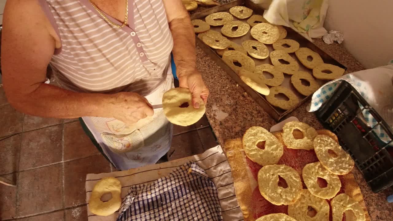 cortar las fresellas por la mitad antes de hornear. calabria, italia