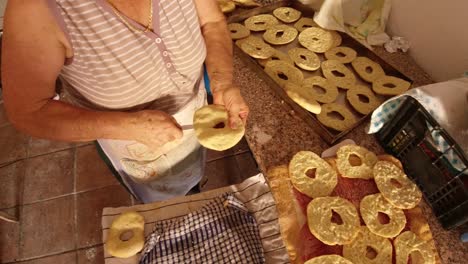 cortar las fresellas por la mitad antes de hornear. calabria, italia
