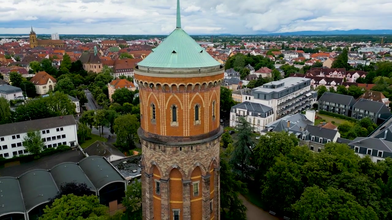 4K drönarvideo från luften av det vackra vattentornet vid slottet med utsikt över Colmar, Frankrike.