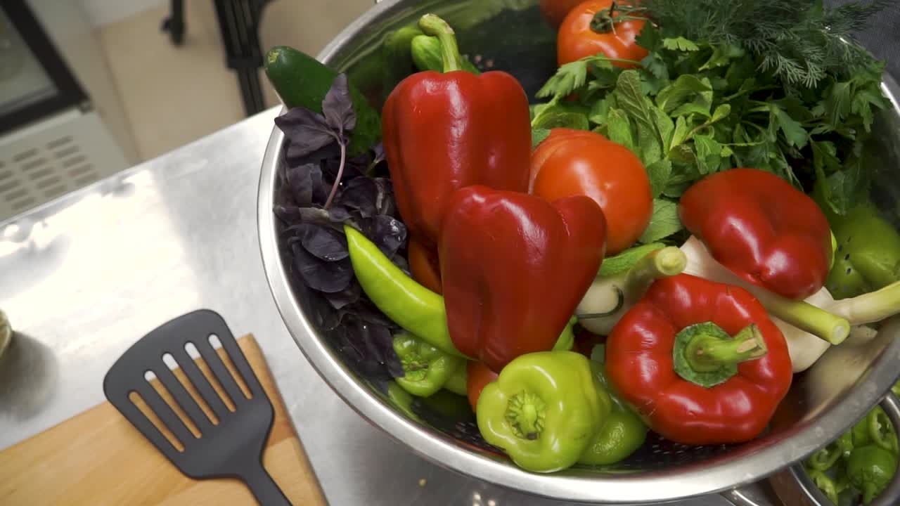 은 고추와 양파를 잘라