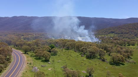 Vista-Aérea-Delantera-Del-Humo-Que-Se-Extiende-Sobre-El-área-De-Crackenback-Durante-El-Día-En-Nueva-Gales-Del-Sur,-Australia