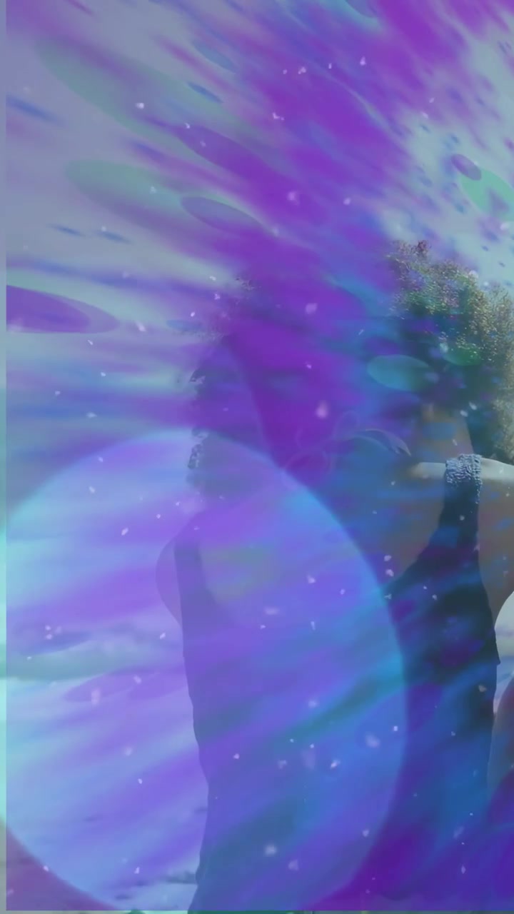 Video verticale: Donna che si gira sulla riva, un vortice a destra appare sovrapponendosi alla scena con un elemento visivo che richiama l'UX.