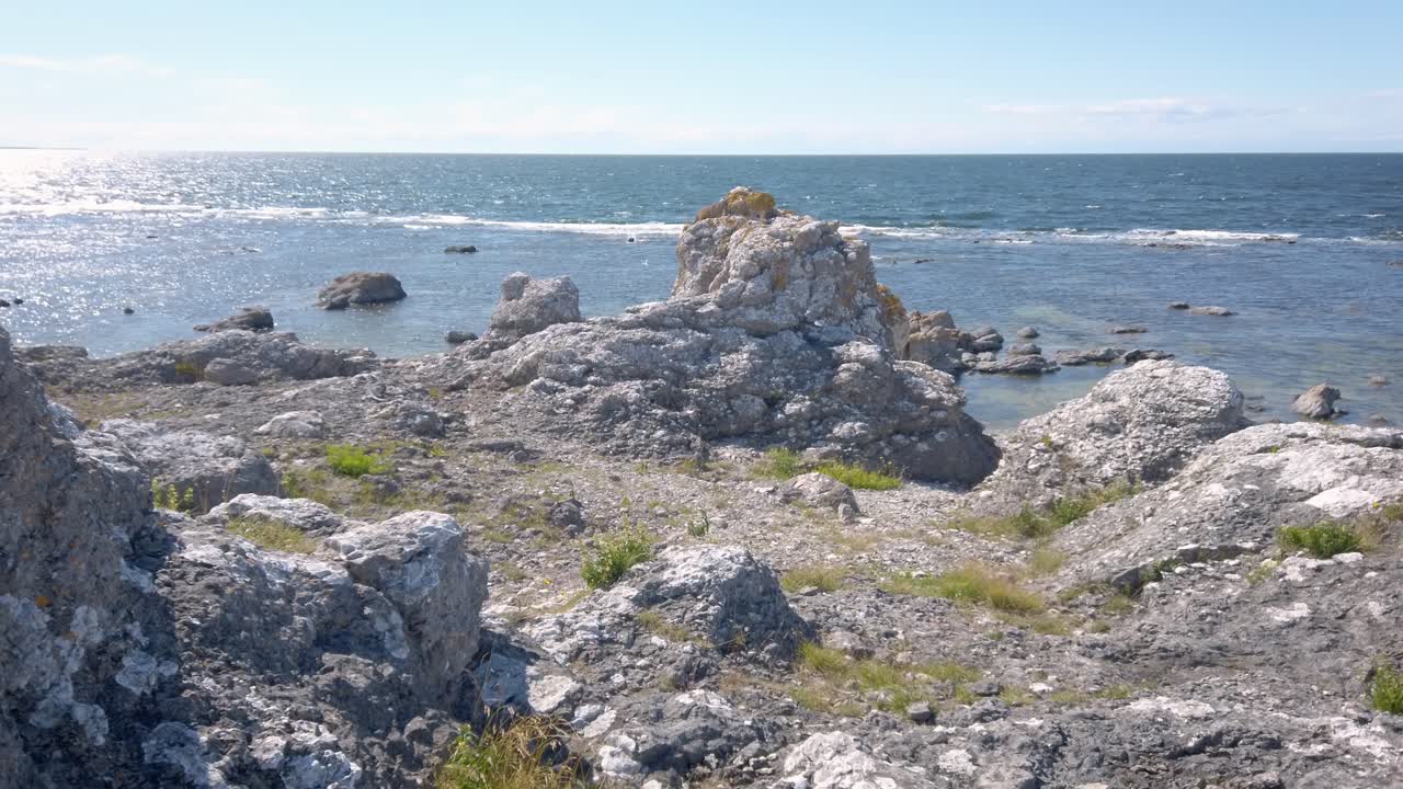 campo de rauk junto al mar en una mañana soleada, paisaje de gotland, suecia, inclinado hacia arriba