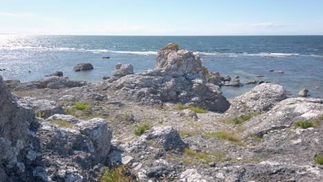 在陽光明<unk>的早晨,海邊的 rauk field,瑞典的 gotland 景觀