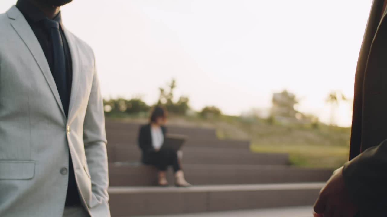 아프리카계 미국인 사업가 야외 악수