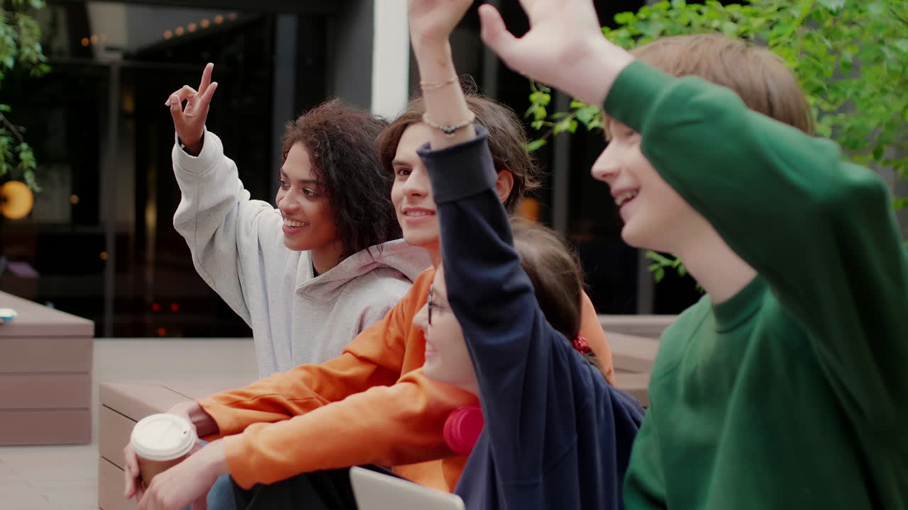 대학 캠퍼스의 다민족 친구들.