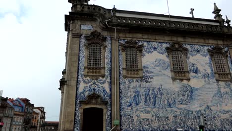 Fachada-De-Igreja-Do-Carmo-En-La-Pared-Lateral-De-La-Iglesia,-Porto