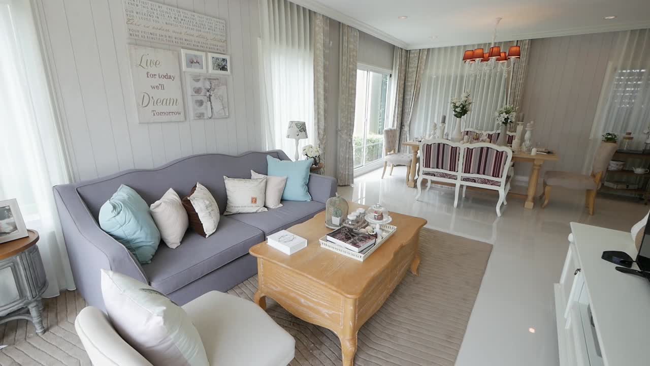 개방형 주택의 밝고 아늑한 거실 장식