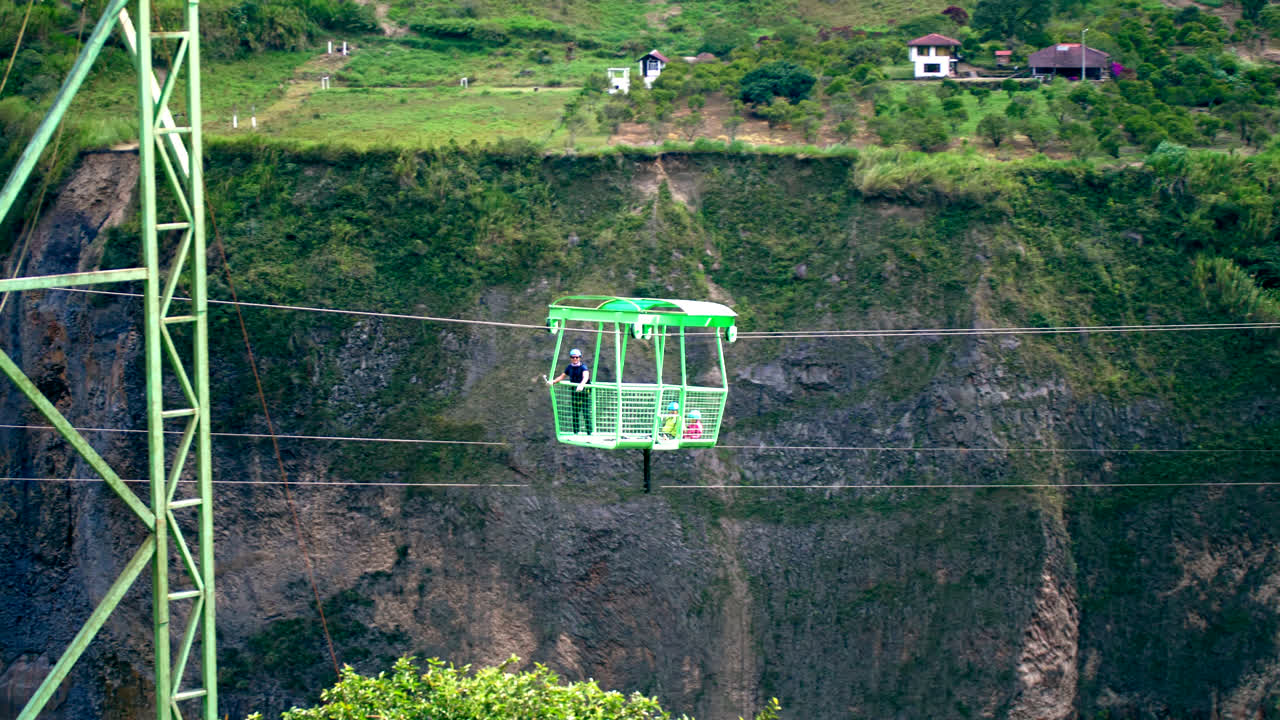 el hombre saluda desde el teleférico entre montañas verdes en ecuador, rastreando