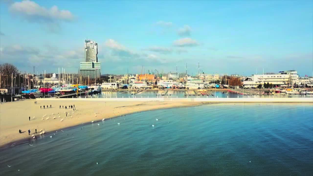 항구에서 낮게 날고 있는 드론