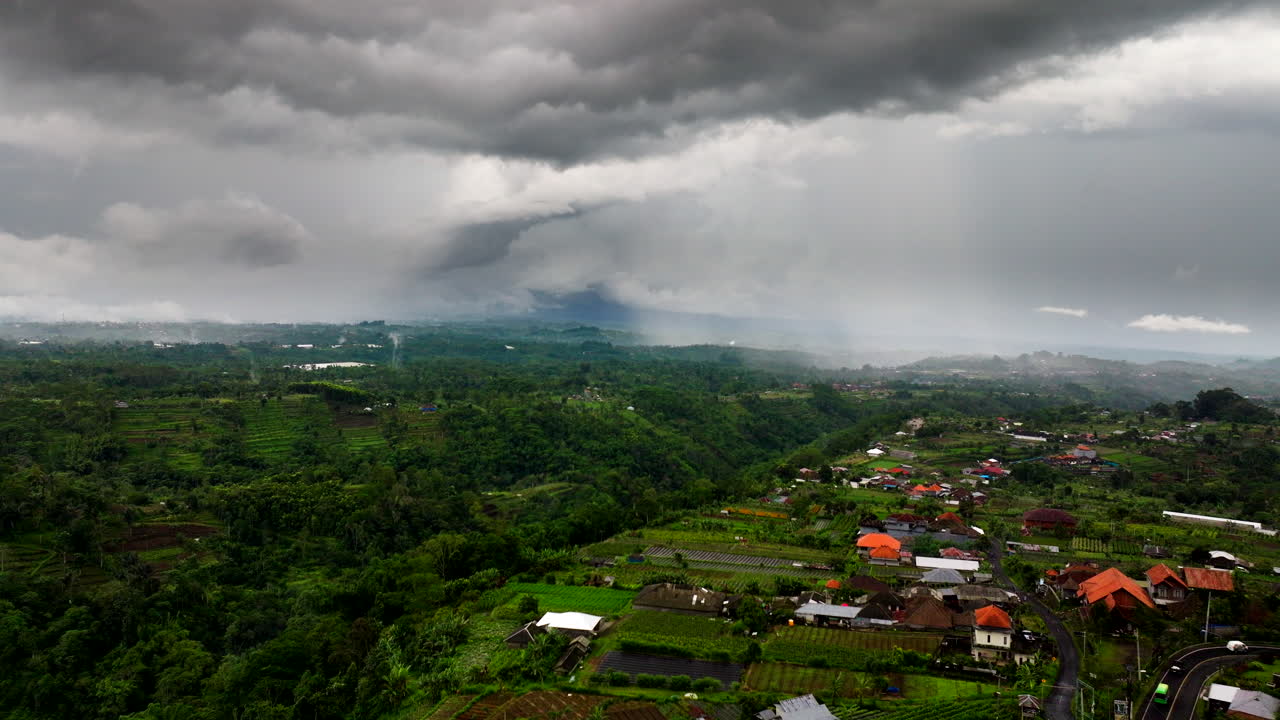 인도네시아 발리 (bali) 의 버려진 호텔 폰도크 힌다 베두글 (pondok indah bedugul) 근처의 고지대 위에 구름이 쌓여 있습니다.