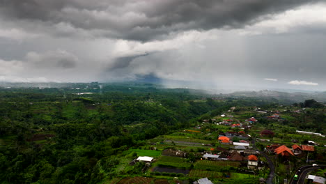 Nublado-Sobre-Las-Tierras-Altas-Cerca-Del-Sitio-Abandonado-Del-Hotel-Pondok-Indah-Bedugul-En-Bali,-Indonesia