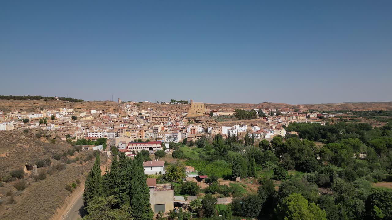 Panoramica di una città con edifici e alberi