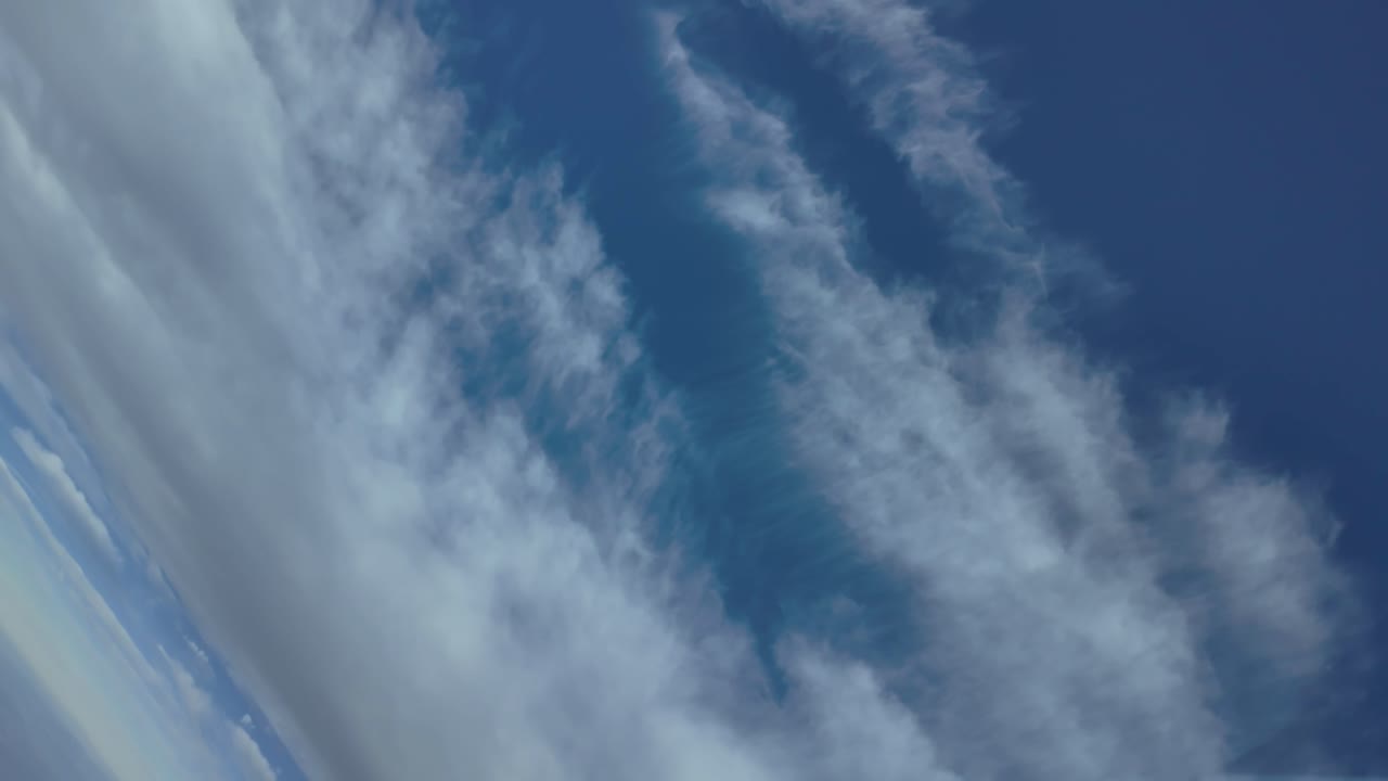 공중 비행기 에서 조종사 가 보는 대로 배럴 롤 을 수행 하는 항공기