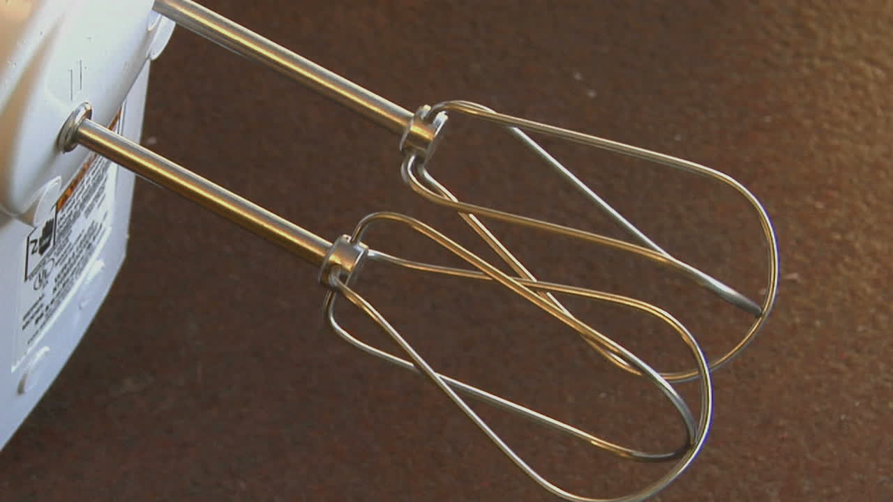 전기 계란 비터가 켜져 있습니다.