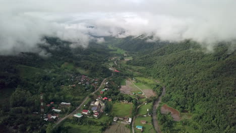 Un-Impresionante-Paisaje-Aéreo-De-Una-Exuberante-Montaña-Verde-De-Selva-Tropical