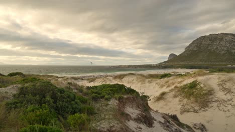 Windiger-Tag-Mit-Kitesurfern-In-Pringles-Bay-In-Der-Nähe-Von-Kapstadt