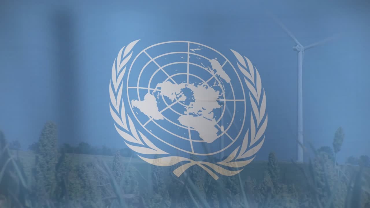 Al segundo, un emblema blanco de la ONU emerge pulsando sobre un panorama en movimiento, revelando un aerogenerador.