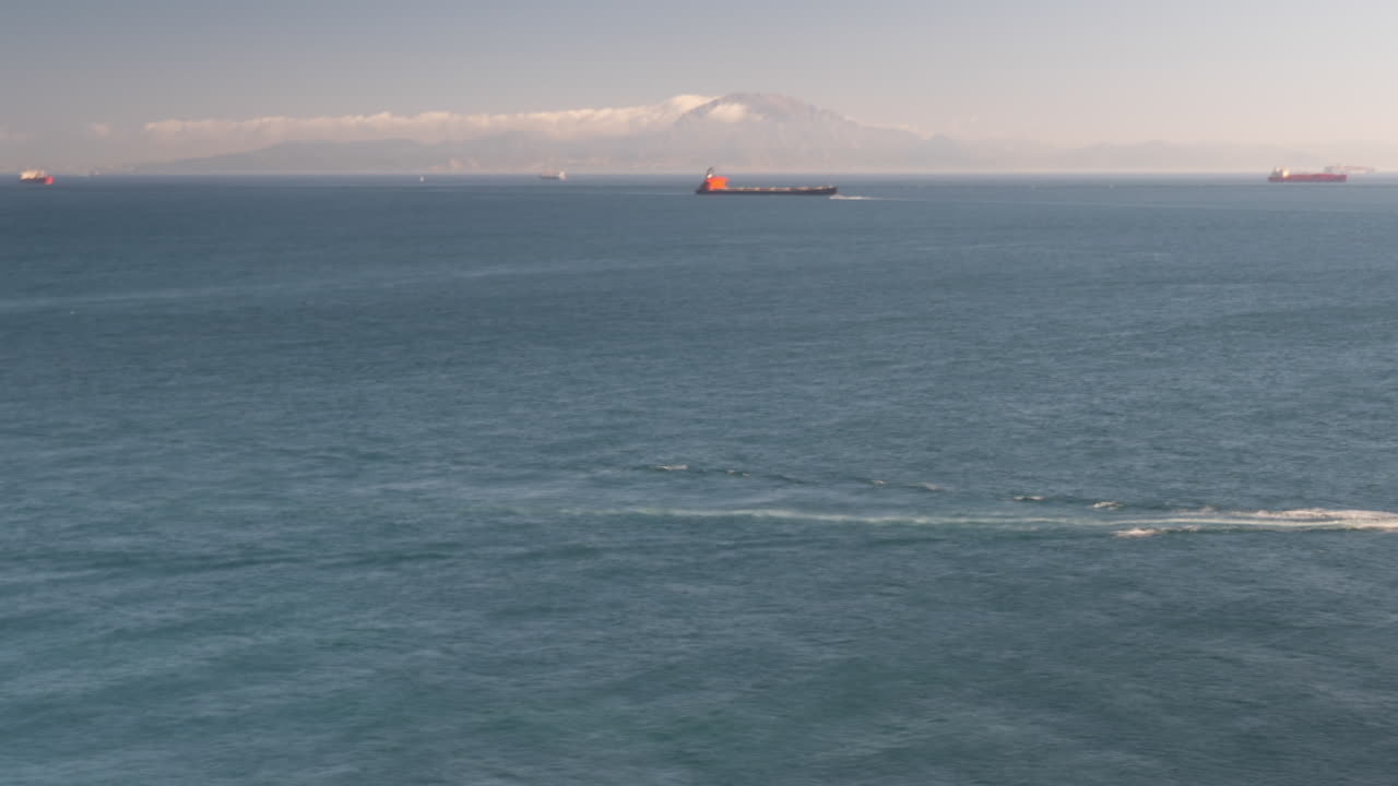스페인 해안 근처의 개인 보트와 화물 선박, 시간 경과