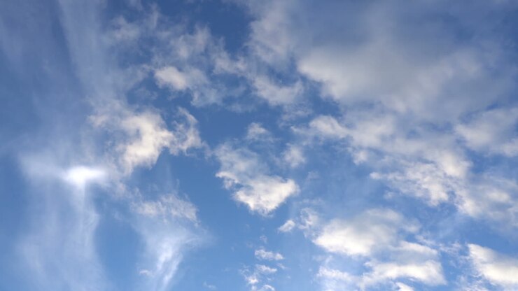 Nubes volando en cielo azul. Timelapse.