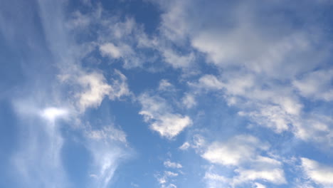 Nubes-Volando-En-El-Cielo-Azul,-Time-lapse