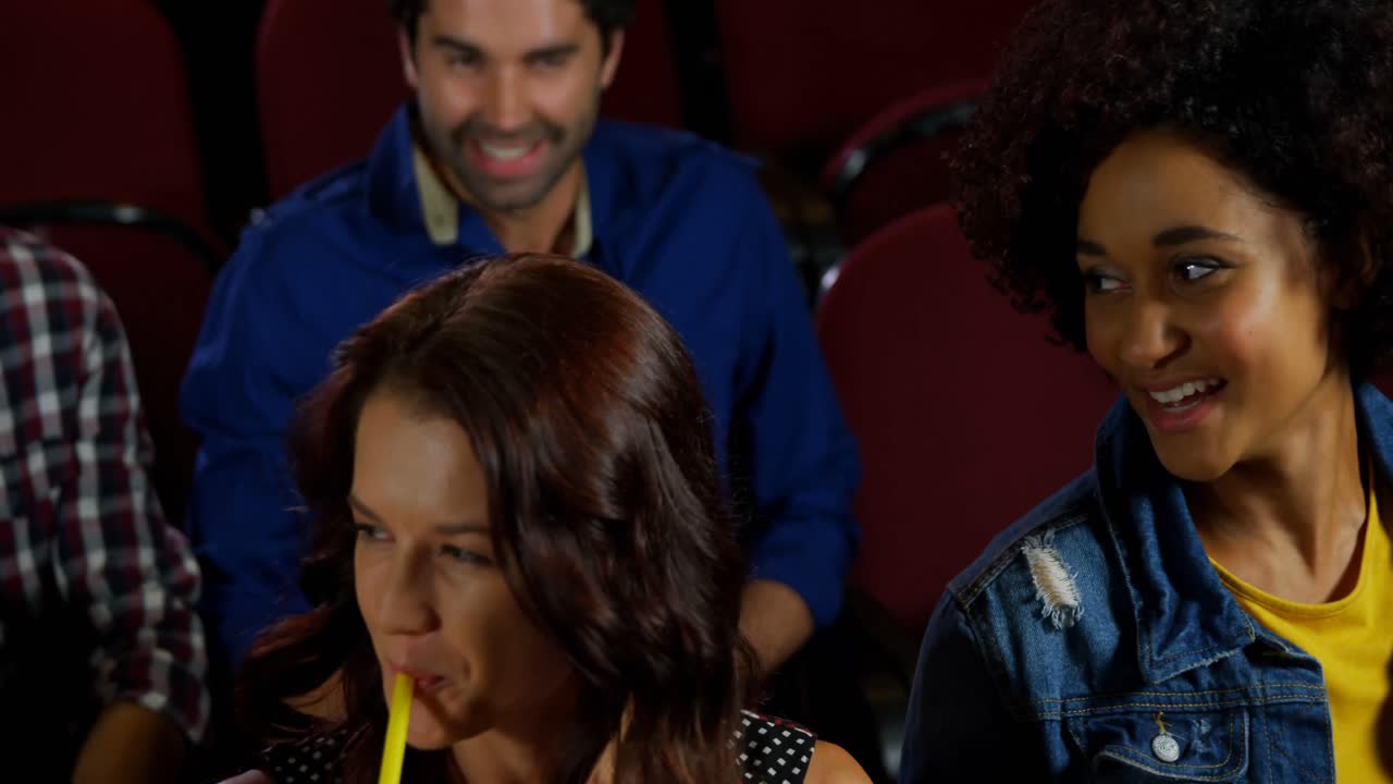 amigos felices viendo una película en 4k