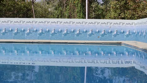 piscina aislada con ondas de agua clara por la mañana