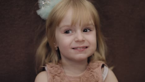 una niña feliz de tres años. una niña rubia linda. ojos marrones. una chica linda sonriendo