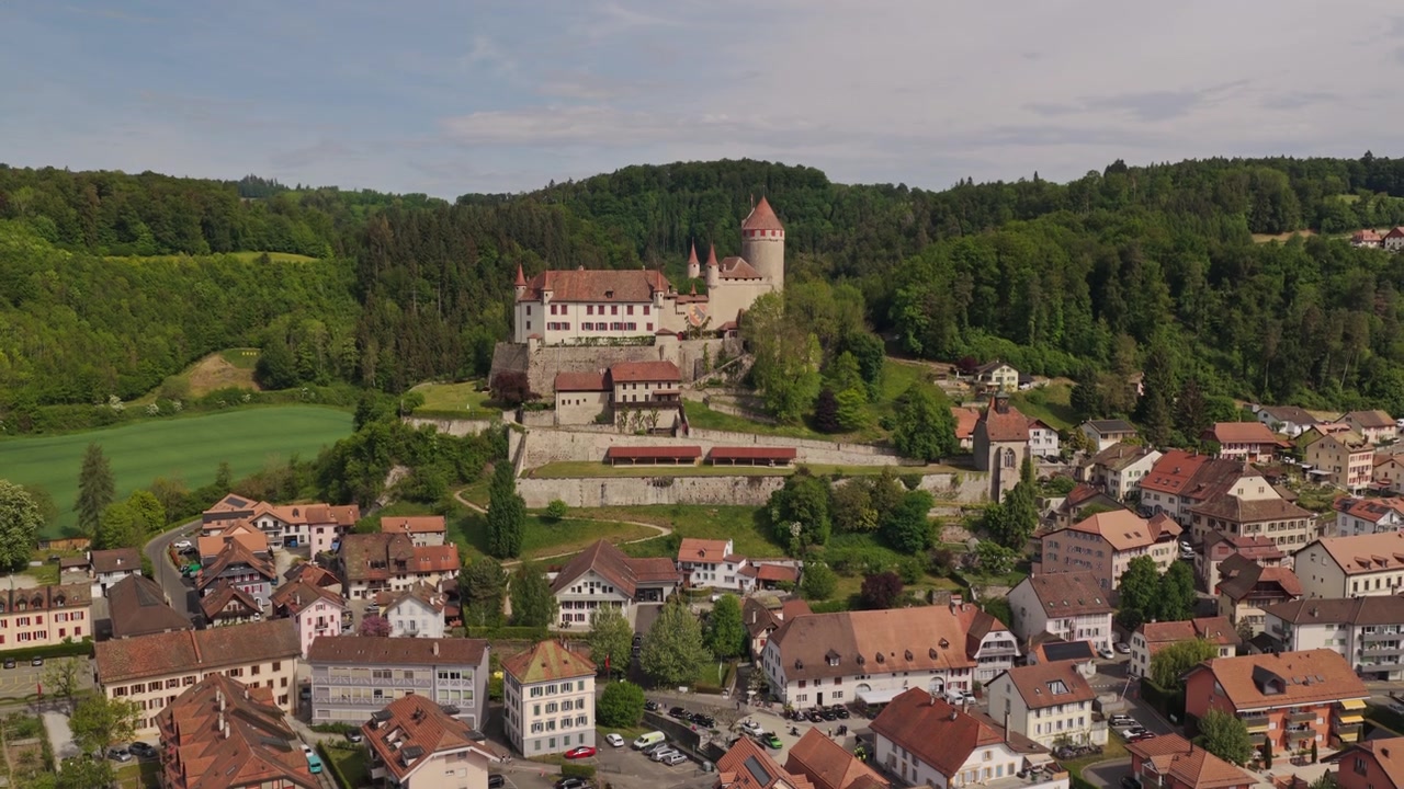 Filmato cinematografico con drone del Castello di Lucens e del villaggio svizzero circostante, ripreso dall'alto in una splendida giornata nella campagna svizzera.
