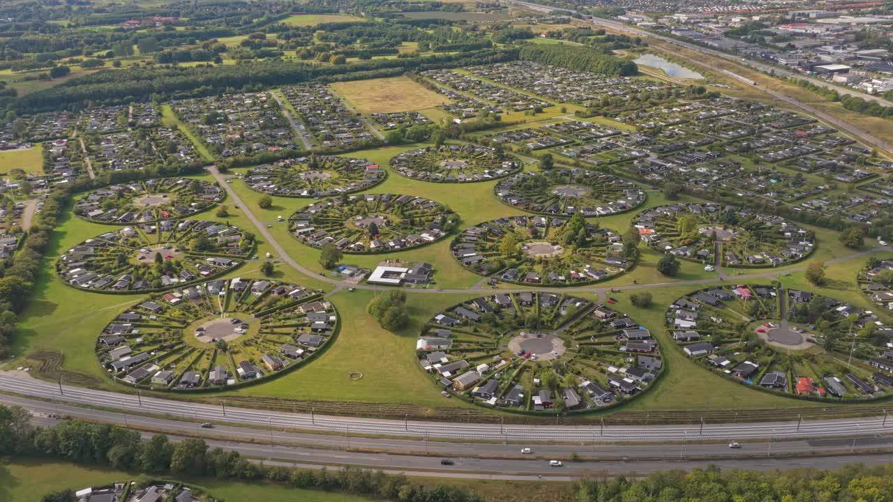 Vista drone di Brondby Haveby: villaggi circolari, organizzati, alberati
